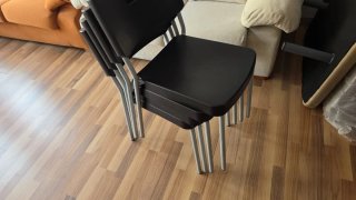 12 Sillas PVC (4 negras, 8 blancas)