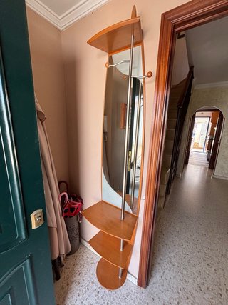 Mueble de entrada con espejo y colgadores