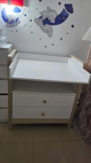 Cambiador de bebé con cajones de Ikea