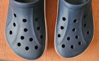 Crocs Azul Marino con Detalles Rojos