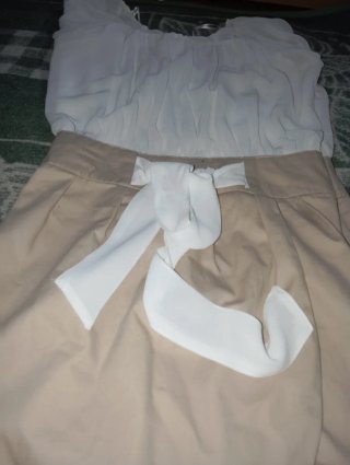 Vestido blanco y beige con lazo