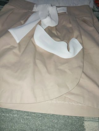 Vestido blanco y beige con lazo