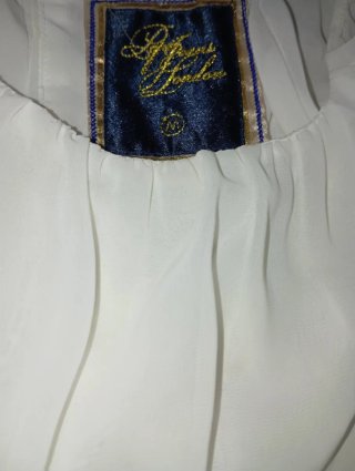 Vestido blanco y beige con lazo