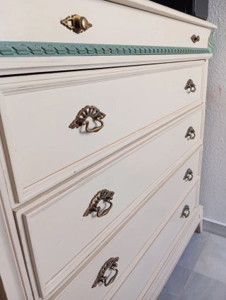 Cómoda de madera beige y verde