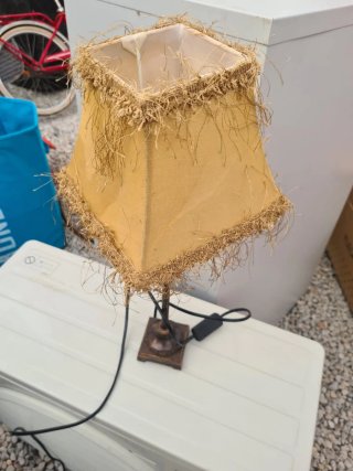 Lámpara de mesa beige y dorada