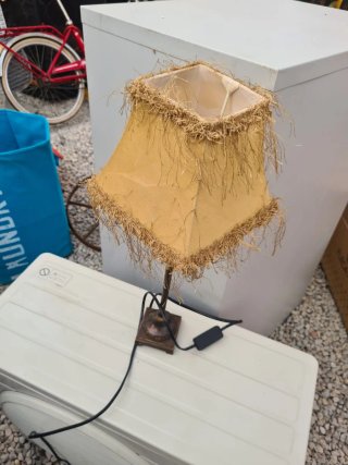 Lámpara de mesa beige y dorada