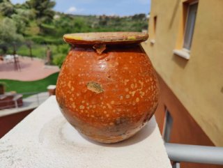 Olla antigua de barro cocido