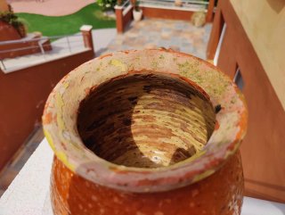 Olla antigua de barro cocido