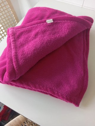 Manta y 2 cojines rosa