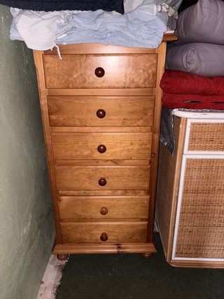 Armario alargado de madera