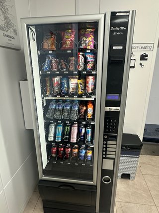 Máquina Vending Necta Snakky Max