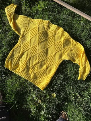 Jersey amarillo tejido rombos