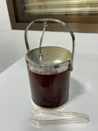 Cubitera de metal con pinzas