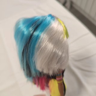Muñeca con pelo multicolor y traje geométrico