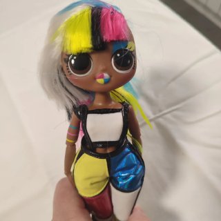 Muñeca con pelo multicolor y traje geométrico