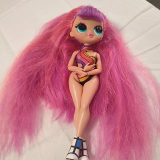 Muñeca con pelo multicolor y traje geométrico