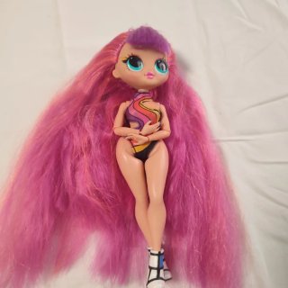 Muñeca con pelo multicolor y traje geométrico