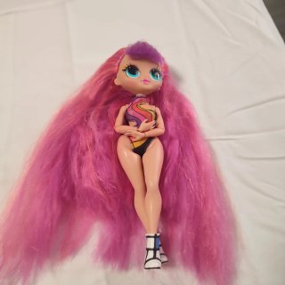 Muñeca con pelo multicolor y traje geométrico