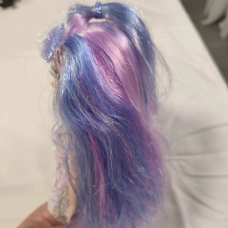 Muñeca con pelo multicolor y traje geométrico