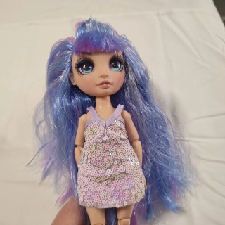 Muñeca con pelo multicolor y traje geométrico