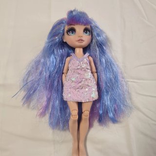 Muñeca con pelo multicolor y traje geométrico