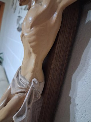 Crocifisso in legno e resina 60x30