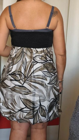Vestido negro palabra de honor y estampado floral