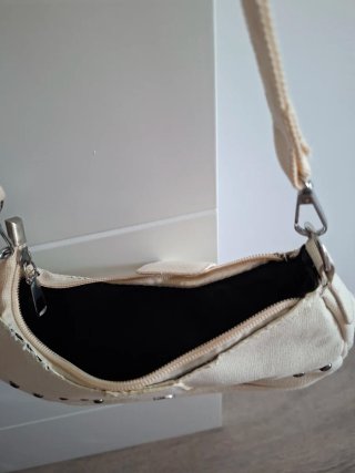 Bolso de chica beige con tachuelas