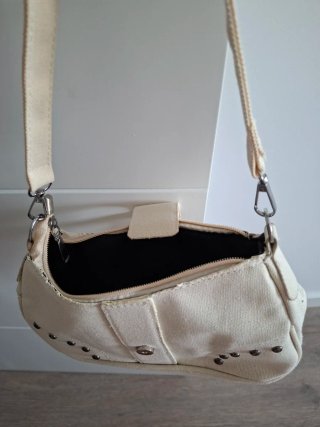 Bolso de chica beige con tachuelas