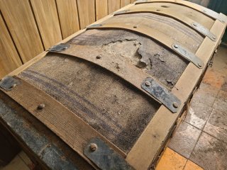 Baúl antiguo de madera y tela