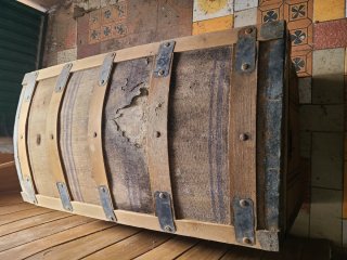 Baúl antiguo de madera y tela