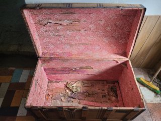 Baúl antiguo de madera y tela