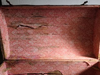 Baúl antiguo de madera y tela