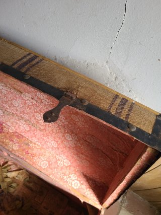 Baúl antiguo de madera y tela