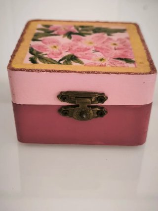 Caixa decorada com flores pintadas à mão