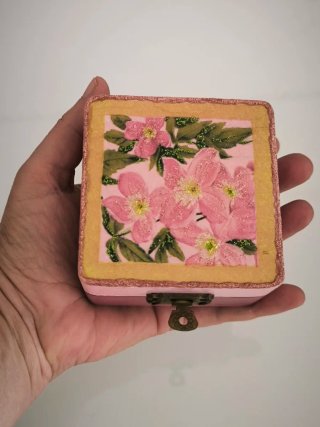 Caixa decorada com flores pintadas à mão