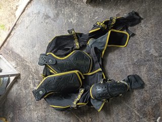 Pechera y rodilleras moto cross