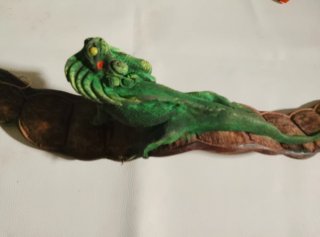 Iguana su bacello decorativo