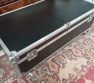 Mesa estilo maleta con ruedas