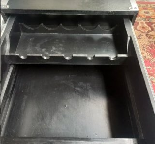 Mesa estilo maleta con ruedas