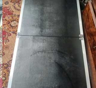 Mesa estilo maleta con ruedas