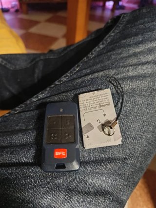 Mando BFT D112315 para puertas de garaje. La unida