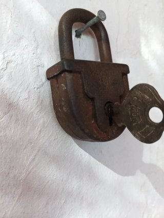 Candado antiguo de latón con llave