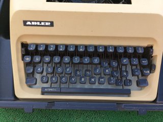 Máquina de escribir Adler Junior 12