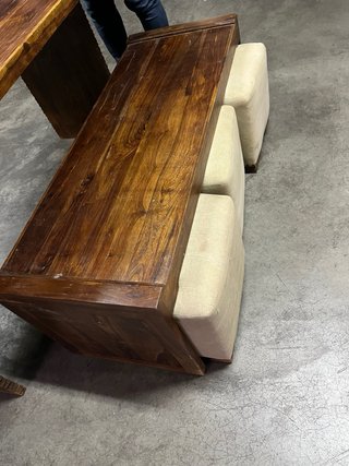 Mesa de salón con banco y puf de madera