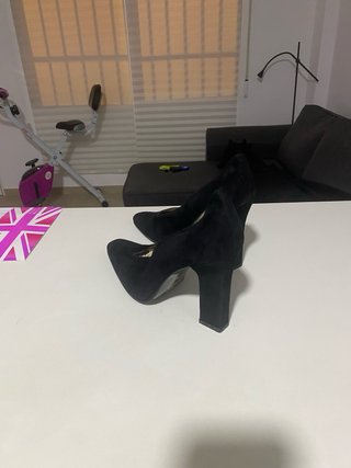 Zapatos de tacón negros de ante