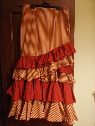 Falda flamenca estilo torero en color rojo yAlbero