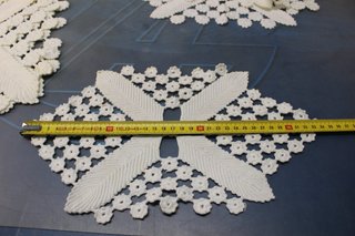 02. 2 Caminos de mesa en ganchillo, 2 tapetes y otro más pequeño hechos a mano, 70's