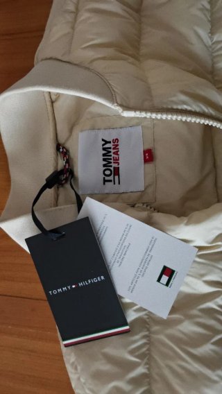 Piumino Tommy Hilfiger panna. Nuovo con cartellino