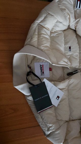 Piumino Tommy Hilfiger panna. Nuovo con cartellino